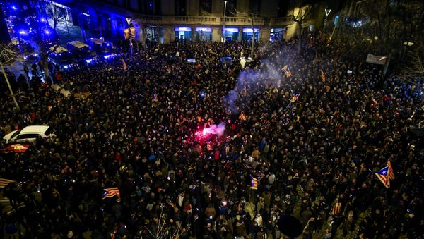Protesters face off with Mossos d'Esquadra, Catalan regional police, as they gather near the Spanish government office headquarters after Spain's Supreme Court ruled twenty-five Catalan leaders will be tried for rebellion, embezzlement or disobeying the state, in Barcelona, Spain, March 23, 2018. Protesters face off with Mossos d'Esquadra, Catalan regional police, as they gather near the Spanish government office headquarters after Spain's Supreme Court ruled twenty-five Catalan leaders will be tried for rebellion, embezzlement or disobeying the state, in Barcelona, Spain, March 23, 2018. - Sputnik International