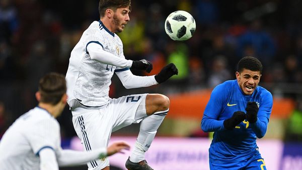 From left: Alexander Yerokhin (Russia) and Taison (Brazil) during a friendly football match between the national teams of Russia and Brazil - Sputnik International