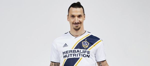 Forward Zlatan Ibrahimovic, of Sweden, poses in the uniform of his new club Forward Zlatan Ibrahimovic, of Sweden, poses in the uniform of his new club - Sputnik International