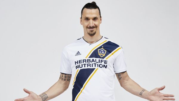 Forward Zlatan Ibrahimovic, of Sweden, poses in the uniform of his new club - Sputnik International