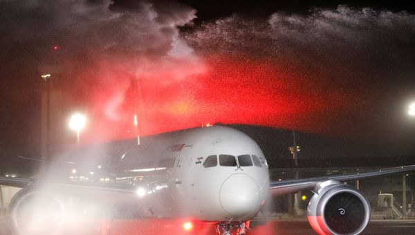 An Air India Boeing 787-8 Dreamliner plane receives a water cannon statue upon its landing at Ben Gurion International Airport in Lod, near Tel Aviv, Israel, March 22, 2018. - Sputnik International