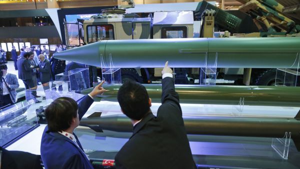 Visitors of the IDEF'17, International Defence Industry Fair in Istanbul, Turkey, look at Turkish-made KAAN and TRG-300 (Tiger) Kaplan missile systems, produced by a Turkish Armed Forces affiliated company, shown for the first time, Wednesday, May 10, 2017 - Sputnik International