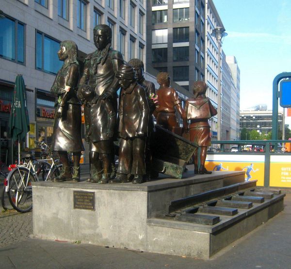 The memorial Trains to Life - Trains to death: 1938-1939 on the Dorothea-Schlegel-Platz at the Friedrichstraße Railway Station in Berlin-Mitte - Sputnik International