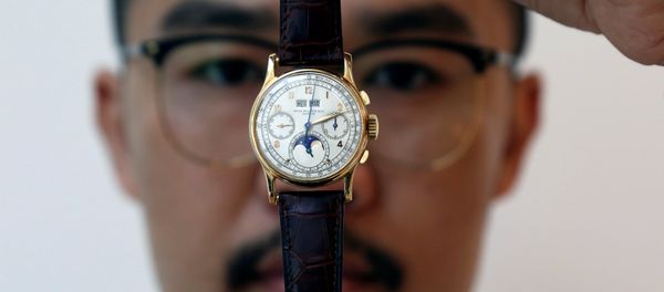 An exhibitor displays the Patek Philippe 18k gold perpetual chronograph wrist watch with moon phases belonging to the King Farouk, at the Christie's auction in Dubai, United Arab Emirates, March 19, 2018 - Sputnik International