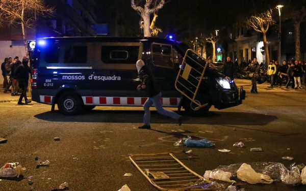 A protestor throws a barrier at a Catalan police van during skirmishes after former regional president Carles Puigdemont was detained in Germany, at a demonstration in Barcelona, Spain March 25, 2018. - Sputnik International