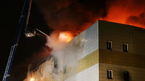 Fire at Zimnyaya Vishnya shopping mall in Kemerovo - Sputnik International