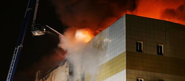 Fire at Zimnyaya Vishnya shopping mall in Kemerovo - Sputnik International