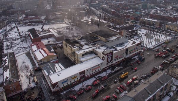 Fire at Zimnyaya Vishnya shopping mall in Kemerovo - Sputnik International