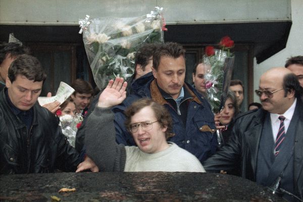 Sergei Mavrodi, the MMM investment company president, waves to cheering supporters upon his release from a Moscow prison, Oct. 13, 1994 - Sputnik International