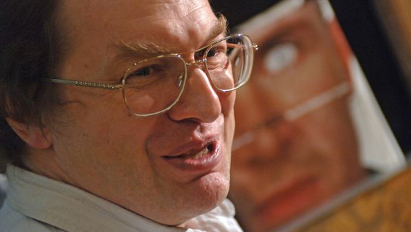 Sergei Mavrodi presenting his new book Temptation at Bookkafe. - Sputnik International