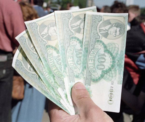 Holding MMM shares of new issue - Sputnik International