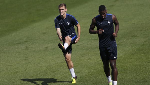 France's Antoine Griezmann, left, and France's Paul Pogba warm up during a training session at the stadium in Clairefontaine, France, Saturday, July 9, 2016 France's Antoine Griezmann, left, and France's Paul Pogba warm up during a training session at the stadium in Clairefontaine, France, Saturday, July 9, 2016 - Sputnik International