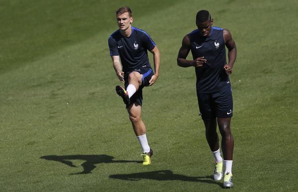 France's Antoine Griezmann, left, and France's Paul Pogba warm up during a training session at the stadium in Clairefontaine, France, Saturday, July 9, 2016 - Sputnik International