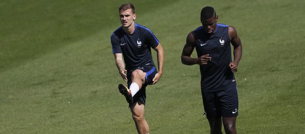 France's Antoine Griezmann, left, and France's Paul Pogba warm up during a training session at the stadium in Clairefontaine, France, Saturday, July 9, 2016 - Sputnik International
