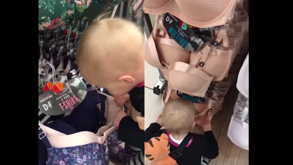 ‘Milk?!’: Toddler Rummages Through Bras in Search of Sustenance - Sputnik International