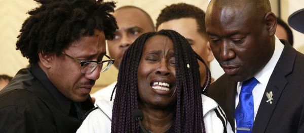 A tearful Sequita Thompson, center, discusses the shooting of her grandson, Stephon Clark, during a news conference, Monday, March 26, 2018, in Sacramento, Calif. Clark, who was unarmed, was shot and killed by Sacramento police officers who were responding to a call about person smashing car windows a week ago. - Sputnik International