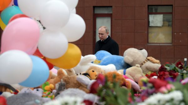 Russian President Vladimir Putin lays flowers at an impromptu memorial near the Zimnyaya Vishnya shopping mall in Kemerovo to honor those killed in the shopping mall fire. - Sputnik International