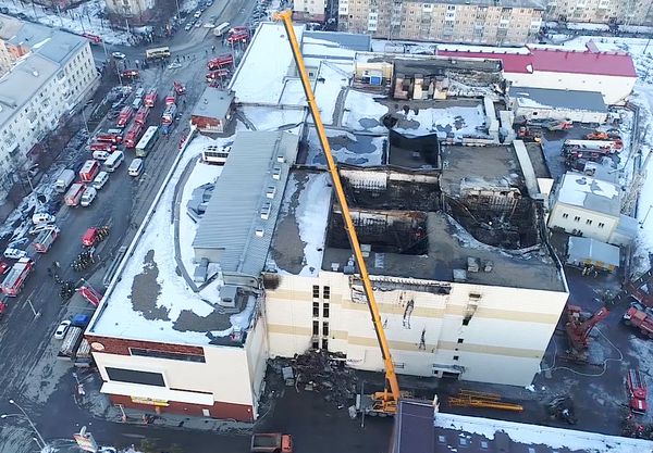 Relief efforts following a deadly fire at the Zimnyaya Vishnya shopping mall in Kemerovo - Sputnik International