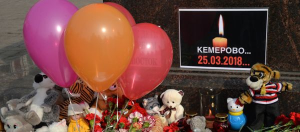 A memorial near the City of Military Glory stele on Vladivostok's central square to honor those killed in the Zimnyaya Vishnya shopping mall fire in Kemerovo - Sputnik International