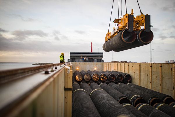 Pipes are loaded onto a vessel in the northern German port of Mukran for transshipment to a storage yard Pipes are loaded onto a vessel in the northern German port of Mukran for transshipment to a storage yard - Sputnik International