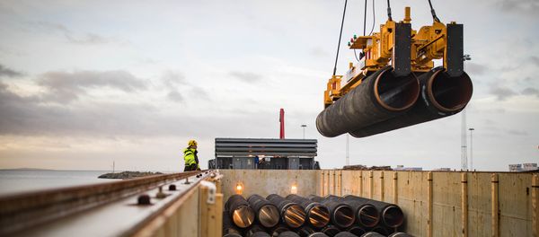 Pipes are loaded onto a vessel in the northern German port of Mukran for transshipment to a storage yard - Sputnik International