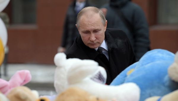 Russian President Vladimir Putin lays flowers at an impromptu memorial near the Zimnyaya Vishnya shopping mall in Kemerovo to honor those killed in the shopping mall fire - Sputnik International