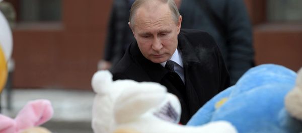 Russian President Vladimir Putin lays flowers at an impromptu memorial near the Zimnyaya Vishnya shopping mall in Kemerovo to honor those killed in the shopping mall fire - Sputnik International