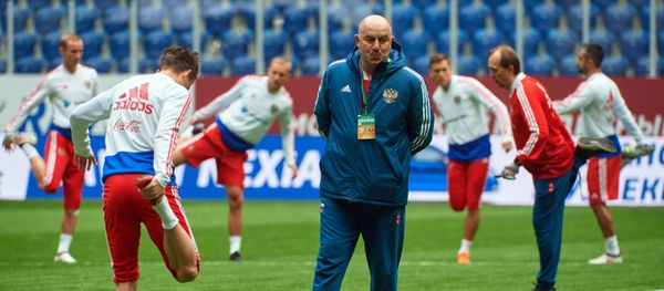 Head coach of the Russian national football team Stanislav Cherchesov during a training session prior to a friendly match against France Head coach of the Russian national football team Stanislav Cherchesov during a training session prior to a friendly match against France - Sputnik International