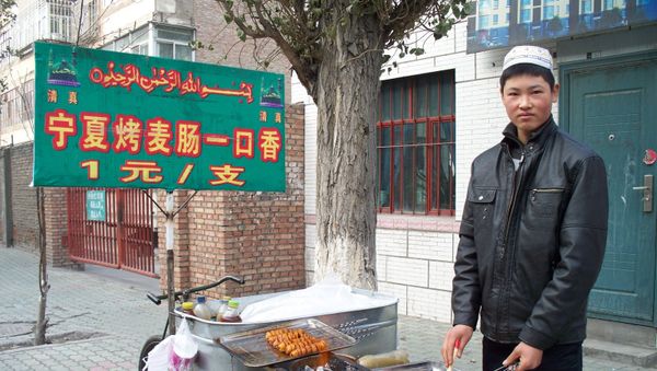 Young Hui muslim man sells kebabs - Sputnik International
