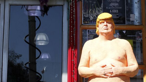 In this Aug. 18, 2016 photo, a statue of presidential hopeful Donald Trump is placed outside a shop in the Hollywood section of Los Angeles. - Sputnik International