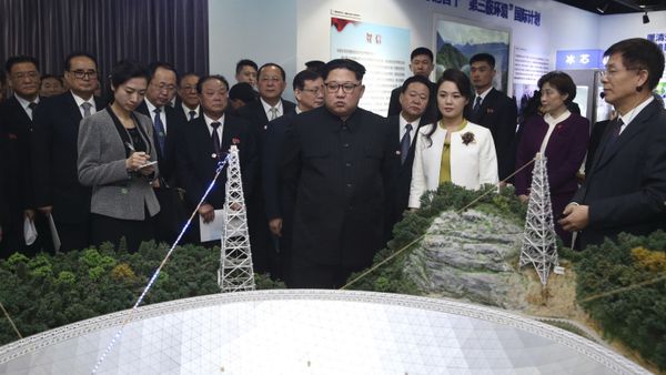 In this photo released Wednesday, March 28, 2018 by China's Xinhua News Agency, North Korean leader Kim Jong Un, center, and his wife Ri Sol Ju, visit an exhibition highlighting achievements by the Chinese Academy of Sciences. In this photo released Wednesday, March 28, 2018 by China's Xinhua News Agency, North Korean leader Kim Jong Un, center, and his wife Ri Sol Ju, visit an exhibition highlighting achievements by the Chinese Academy of Sciences. - Sputnik International