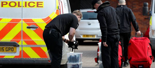 Police officers prepare equipment as inspectors from the Prohibition of Chemical Weapons (OPCW) begin work at the scene of the nerve agent attack on former Russian agent Sergei Skripal, in Salisbury, Britain March 21, 2018 - Sputnik International
