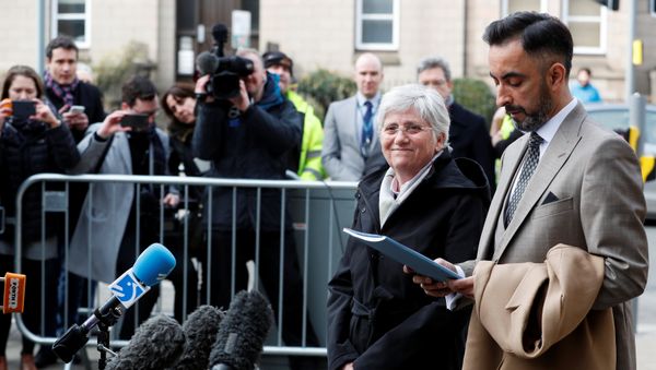 Catalunya's former education minister Carla Ponsati arrives with her lawyer Aamer Anwar to hand herself in at a police station in Edinburgh, Scotland, Britain, March 28, 2018 Catalunya's former education minister Carla Ponsati arrives with her lawyer Aamer Anwar to hand herself in at a police station in Edinburgh, Scotland, Britain, March 28, 2018 - Sputnik International