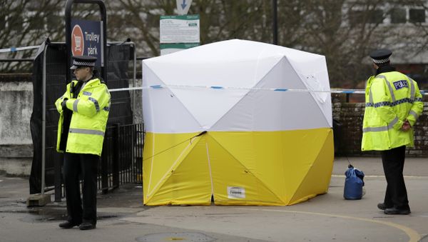 Police officers guard a cordon around a police tent covering a supermarket car park pay machine near the area where former Russian double agent Sergei Skripal and his daughter were found critically ill following exposure to the Russian-developed nerve agent Novichok in Salisbury, England, Tuesday, March 13, 2018 - Sputnik International