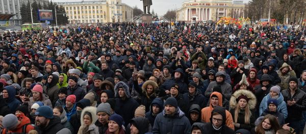 Participants in a spontaneous rally in memory of those killed in a fire at the Zimnyaya Vishnya shopping mall, in front of the Kemerovo administration building on Sovetov Square Participants in a spontaneous rally in memory of those killed in a fire at the Zimnyaya Vishnya shopping mall, in front of the Kemerovo administration building on Sovetov Square - Sputnik International