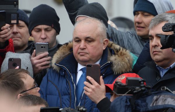 Deputy Governor of the Kemerovo Region Sergei Tsivilev, center, talks to the participants in a spontaneous rally in memory of those killed in a fire at the Zimnyaya Vishnya shopping mall, in front of the Kemerovo administration on Sovetov Square Deputy Governor of the Kemerovo Region Sergei Tsivilev, center, talks to the participants in a spontaneous rally in memory of those killed in a fire at the Zimnyaya Vishnya shopping mall, in front of the Kemerovo administration on Sovetov Square - Sputnik International