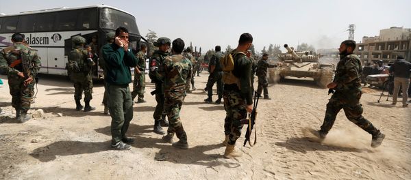 Syrian army soldiers are seen at the entrance of Harasta, in the eastern Damascus suburb of Ghouta, Syria March 22, 2018 Syrian army soldiers are seen at the entrance of Harasta, in the eastern Damascus suburb of Ghouta, Syria March 22, 2018 - Sputnik International