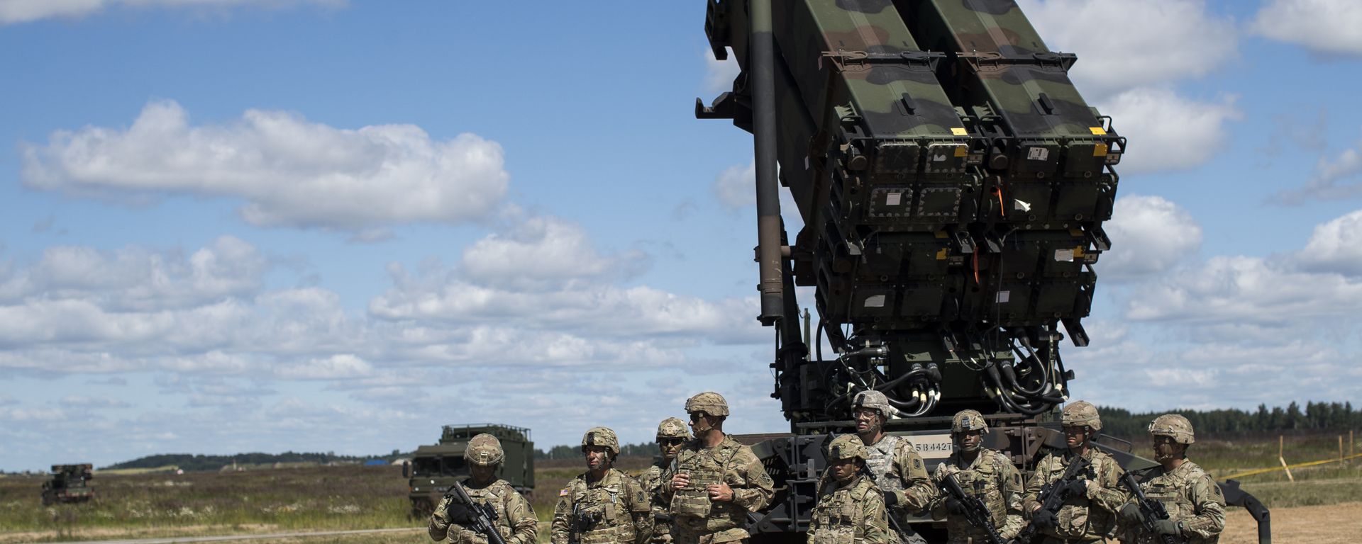 Members of US 10th Army Air and Missile Defense Command stands next to a Patriot surface-to-air missile battery during the NATO multinational ground based air defence units exercise Tobruq Legacy 2017 at the Siauliai airbase. (File) Members of US 10th Army Air and Missile Defense Command stands next to a Patriot surface-to-air missile battery during the NATO multinational ground based air defence units exercise Tobruq Legacy 2017 at the Siauliai airbase. (File) - Sputnik International, 1920, 09.01.2022