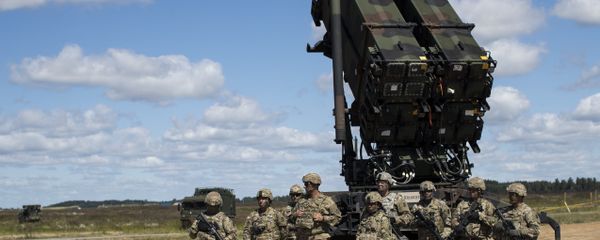 Members of US 10th Army Air and Missile Defense Command stands next to a Patriot surface-to-air missile battery during the NATO multinational ground based air defence units exercise Tobruq Legacy 2017 at the Siauliai airbase. (File) - Sputnik International