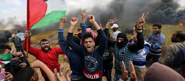 Palestinians shout during clashes with Israeli troops, during a tent city protest along the Israel border with Gaza, demanding the right to return to their homeland, the southern Gaza Strip - Sputnik International