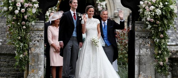 David Matthews (right) waves to well-wishers at the wedding of his son James Matthews and Pippa Middleton at St Mark's Church in Englefield, Britain, May 20, 2017. David Matthews (right) waves to well-wishers at the wedding of his son James Matthews and Pippa Middleton at St Mark's Church in Englefield, Britain, May 20, 2017. - Sputnik International
