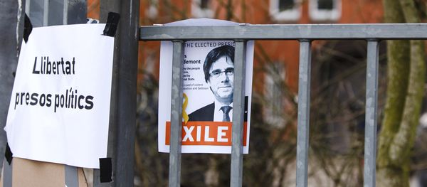 El retrato del expresidente catalán Carles Puigdemont con la petición de libertad para los presos políticos El retrato del expresidente catalán Carles Puigdemont con la petición de libertad para los presos políticos - Sputnik International