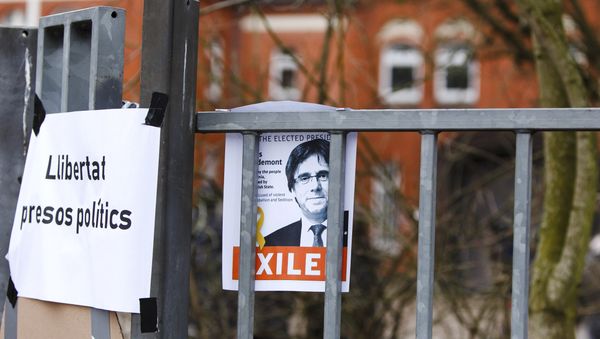 El retrato del expresidente catalán Carles Puigdemont con la petición de libertad para los presos políticos El retrato del expresidente catalán Carles Puigdemont con la petición de libertad para los presos políticos - Sputnik International