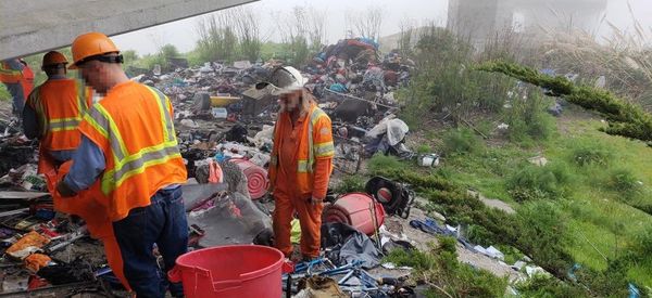An inmate work crew cleans up 1,300 pounds of trash from a homeless encampment in Eureka, California. An inmate work crew cleans up 1,300 pounds of trash from a homeless encampment in Eureka, California. - Sputnik International