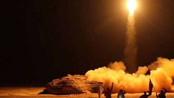 The launch by Houthi forces of a ballistic missile aimed at Saudi Arabia - Sputnik International