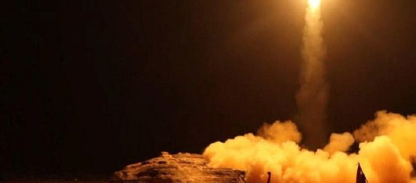 The launch by Houthi forces of a ballistic missile aimed at Saudi Arabia - Sputnik International