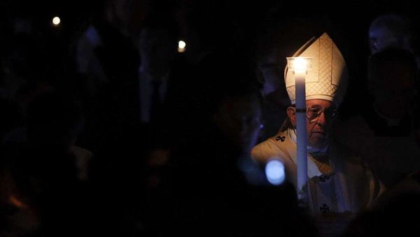 Pope Francis holds a candle as he presides over a solemn Easter vigil ceremony in St. Peter's Basilica at the Vatican, Saturday, March 31, 2018 - Sputnik International