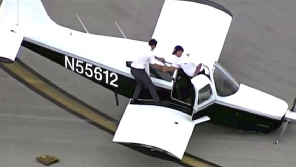 Pilot Kisses the Ground After Terrifying Emergency Landing - Sputnik International