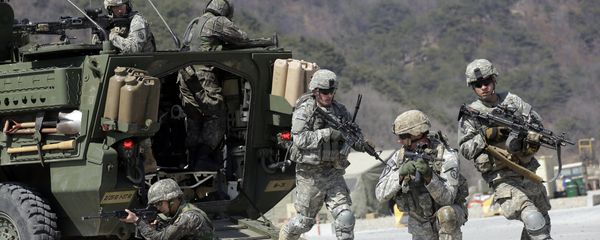 U.S. Army soldiers from the 25th Infantry Division’s 2nd Stryker Brigade Combat Team and South Korean soldiers take their position during a demonstration of the combined arms live-fire exercise as a part of the annual joint military exercise Foal Eagle between South Korea and the United States at the Rodriquez Multi-Purpose Range Complex in Pocheon, north of Seoul, South Korea. (File) - Sputnik International