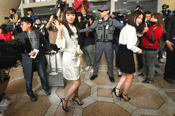Members of K-pop girlband Red Velvet wave as they depart for Pyongyang from Gimpo International Airport in Seoul Members of K-pop girlband Red Velvet wave as they depart for Pyongyang from Gimpo International Airport in Seoul - Sputnik International